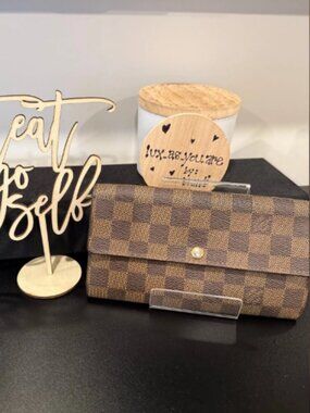 LV010. Louis Vuitton, Damier Ebene Sarah Wallet